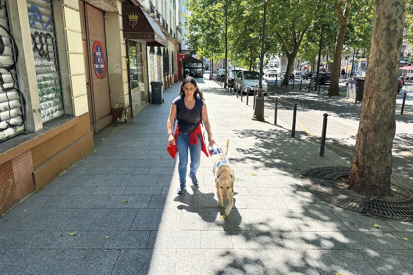 Lara mit Führhund Tucker in den Straßen von Paris