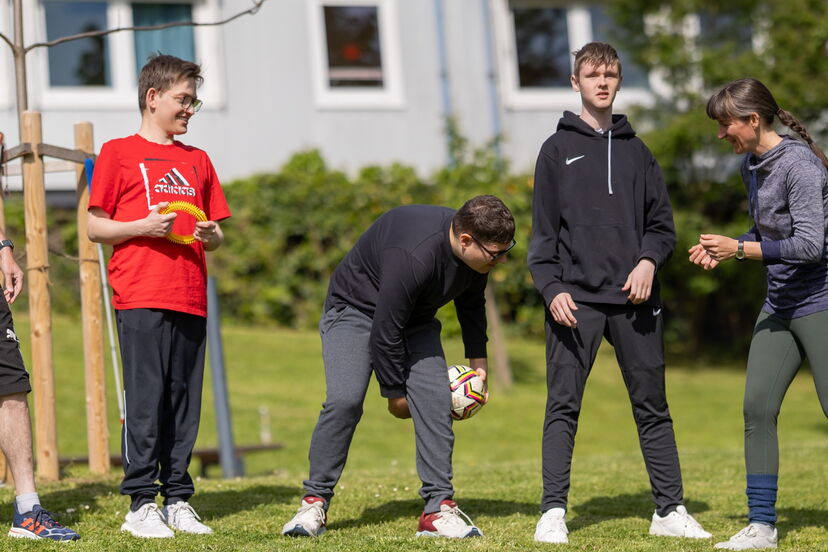 Viel Bewegung auf dem blistaCampus – eine Gruppe spielt ein Spiel mit einem Ball.