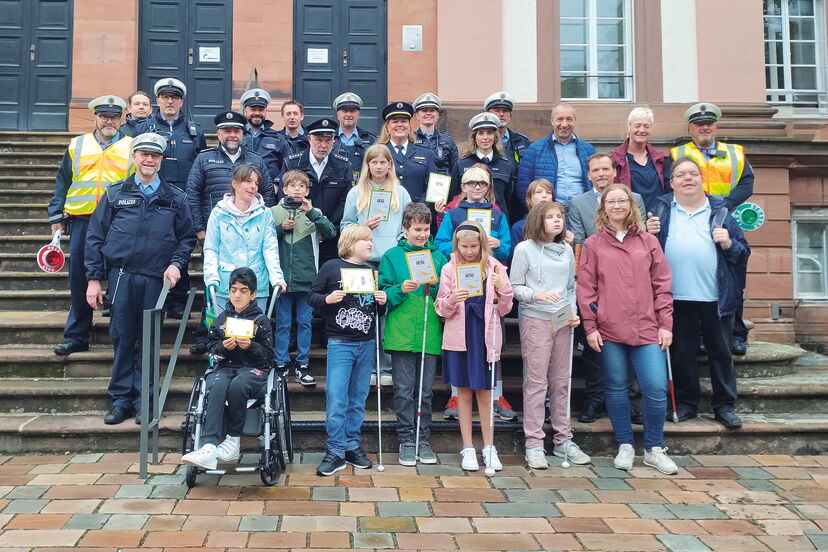 Die Sechstklässler*innen und die Polizei stellen sich im Anschluss an die Kontrollaktion zu einem Gruppenfoto auf.