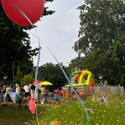 Der blistaCampus ist zum Sommerfest 2024 von Menschen bevölkert und bunt geschmückt,