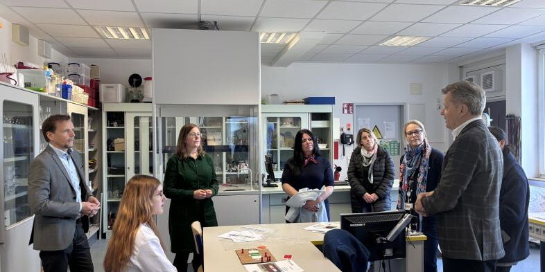 Dr. Martin Vey, Geschäftsführer der CSL Innovation GmbH, spricht in einem Naturwissenschaftsraum mit Schüler*innen und Lehrkräften.