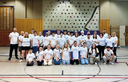Gruppenbild vom U19 Goalballcamp in der Sporthalle der blista