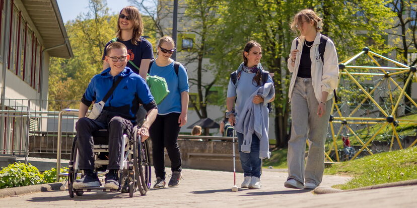 Eine Gruppe von Schüler:innen auf dem blista-Campus