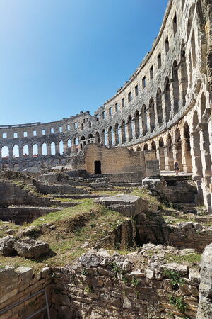 Imposante Bauten aus der Römerzeit: Das gut erhaltene Amphitheater in Pula.