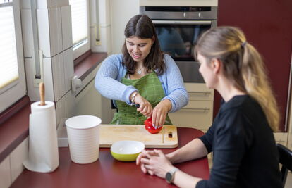Zwei Schülerinnen des Internats kochen gemeinsam