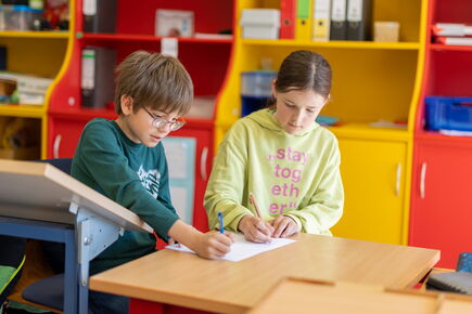 Zwei Schüler:innen der Eingangsstufe im Unterricht