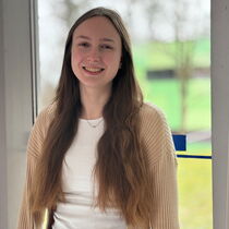 Portraitfoto Marie Mattheis - sie hat langes mittelblondes Haar und trägt ein helles Oberteil.