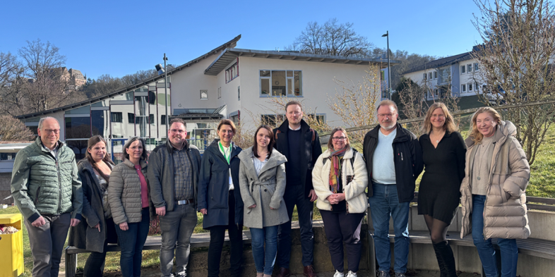 Mitarbeitende der Kostenträger stehen zusammen mit Ute Mölter und Martina Borghardt auf dem blistaCampus