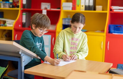 Zwei Schüler:innen der Eingangsstufe im Unterricht
