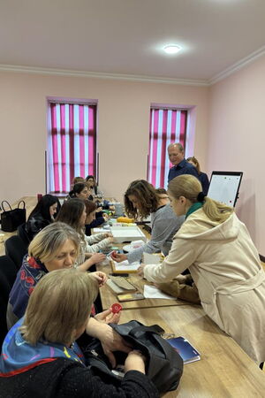 Besucherinnen des Workshops „The active science class“ probieren diverse Modelle aus und diskutieren in Kleingruppen deren Einsatzmöglichkeiten im Unterricht.