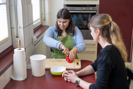 Zwei Schülerinnen des Internats kochen gemeinsam
