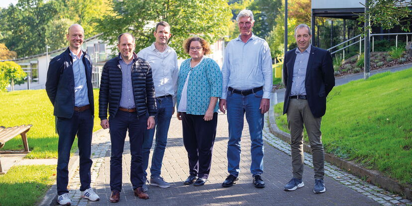 Die genannten Personen stehen auf dem sommerlichen blista Campus.