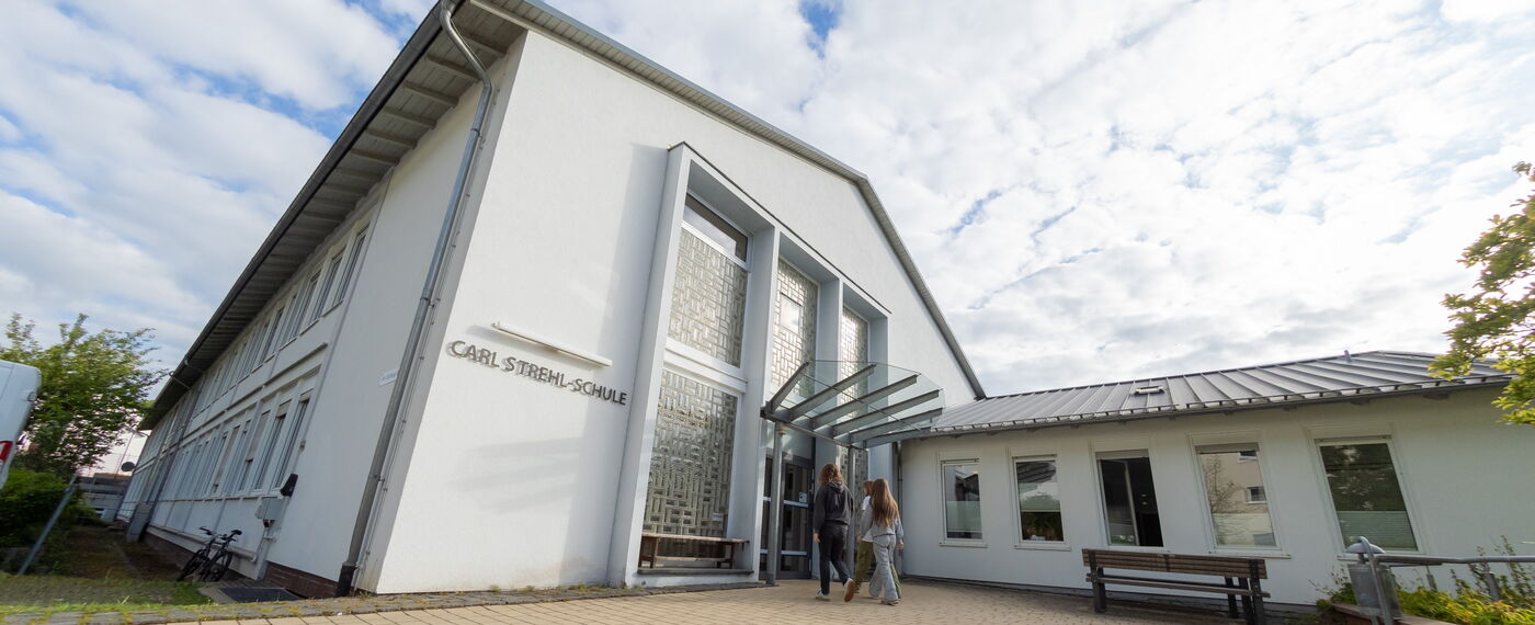 Der Haupteingang des Schulgebäudes am Schlag 6a.