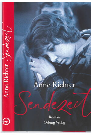 Cover Anne Richter: Sendezeit. Schwarzweißfoto einer jungen Frau, sie hat den Kopf geneigt und scheint einem Gerät in ihrer Hand zu lauschen