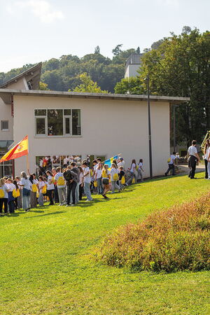 Auf dem blistaCampus war am KidsDay jede Menge los: die einzelnen Gruppen versammeln sich zu Länderflaggen auf der Wiese.