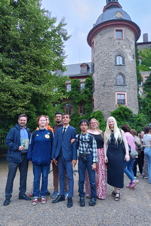 Der Englisch-LK mit Lehrer Carl Philipp Seitz auf Schloss Laubach