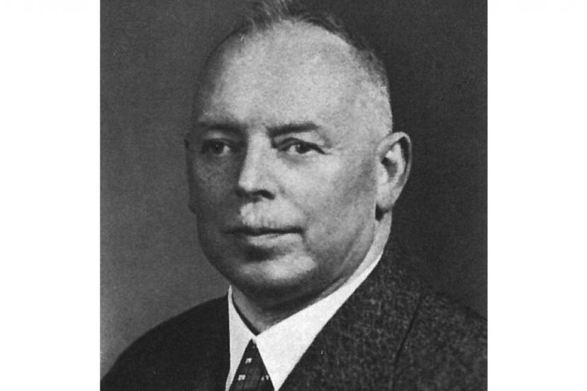 Historisches Schwarzweißportrait von Carl Strehl mit schütterem Haar und Krawatte.