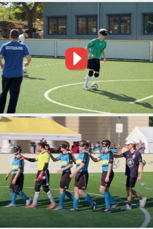 Ausschnitte aus der Sachgeschichte der Sendung mit der Maus, oben sieht man zwei Blindenfußballer im Spiel, unten läuft die Mannschaft auf den Platz