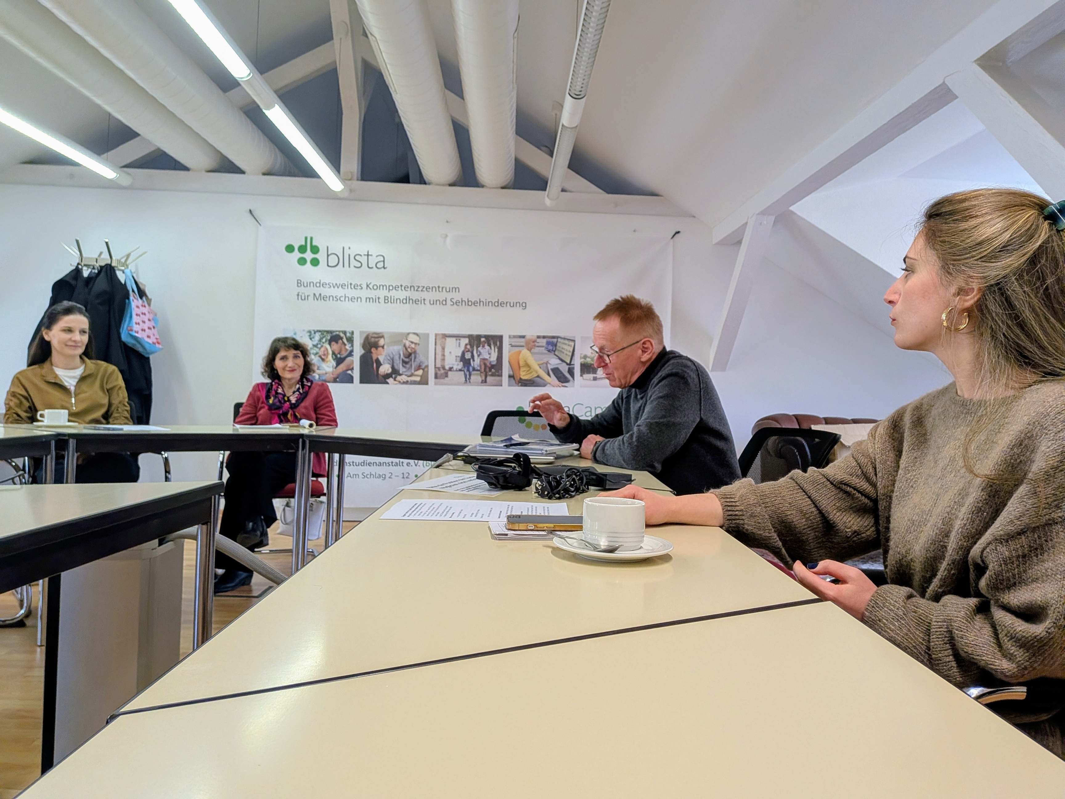 Die Gruppe im angeregten Gespräch mit Dr. Werner Hecker.