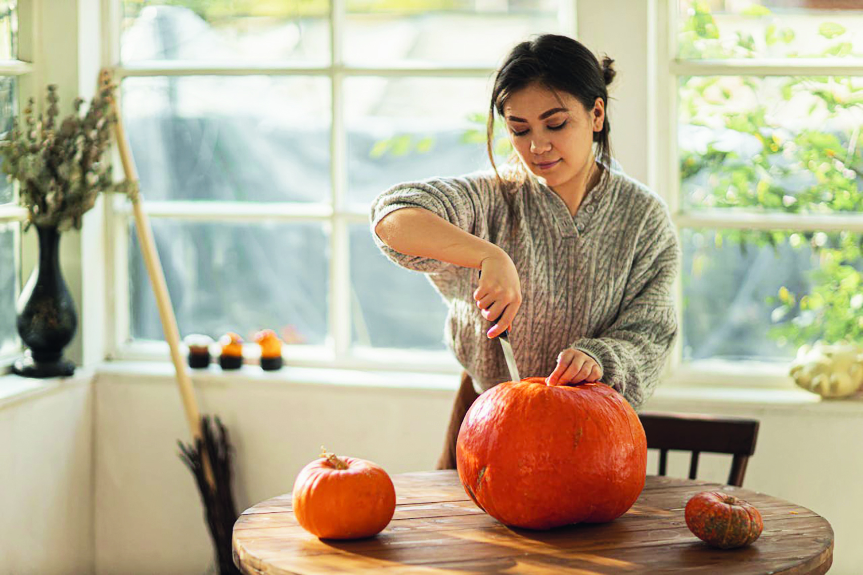 Eine Person höhlt einen Kürbis aus