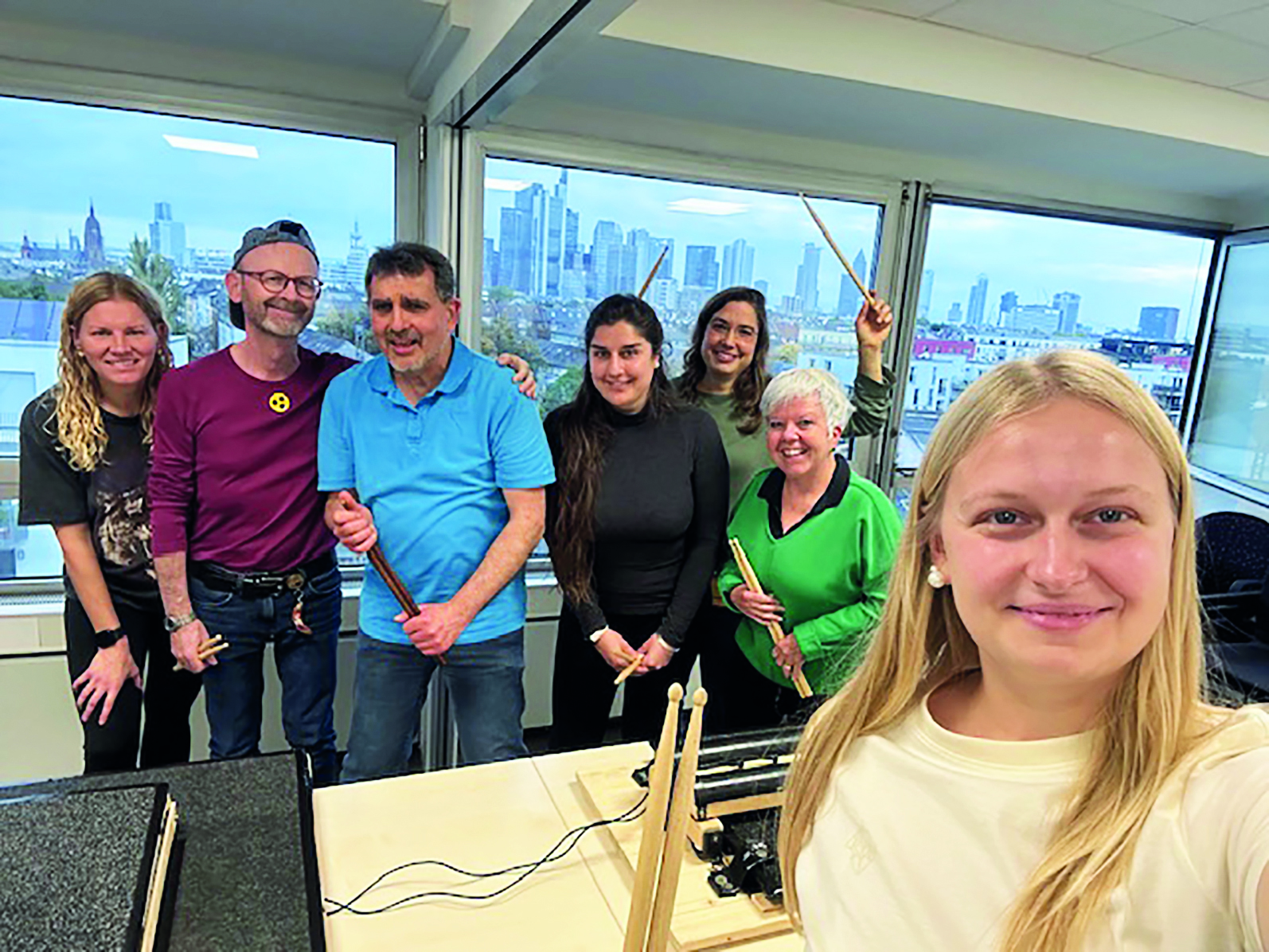 Die Teilnehmenden des Workshops mit bester Laune vor der Frankfurter Skyline