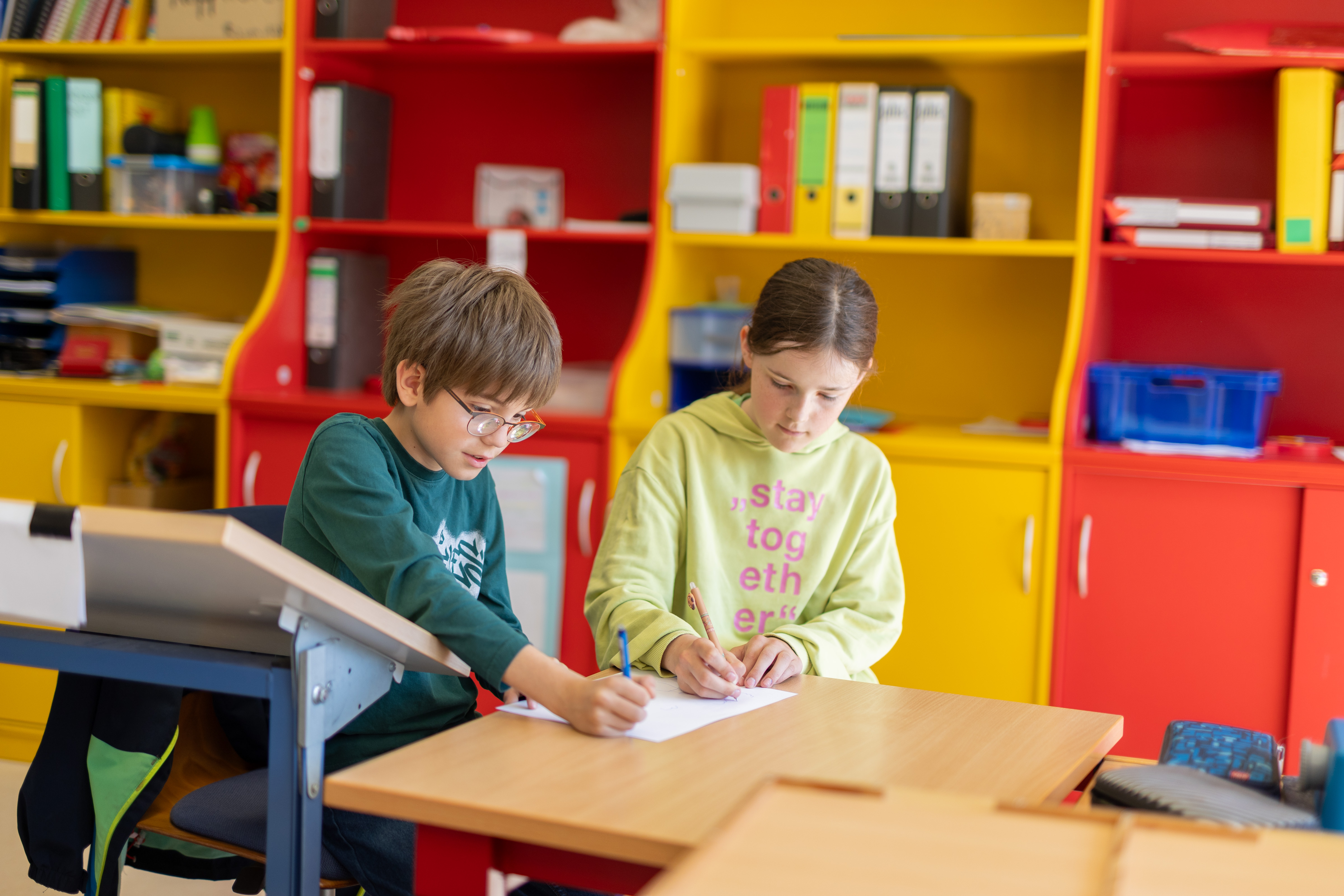 Zwei Schüler:innen der Eingangsstufe im Unterricht