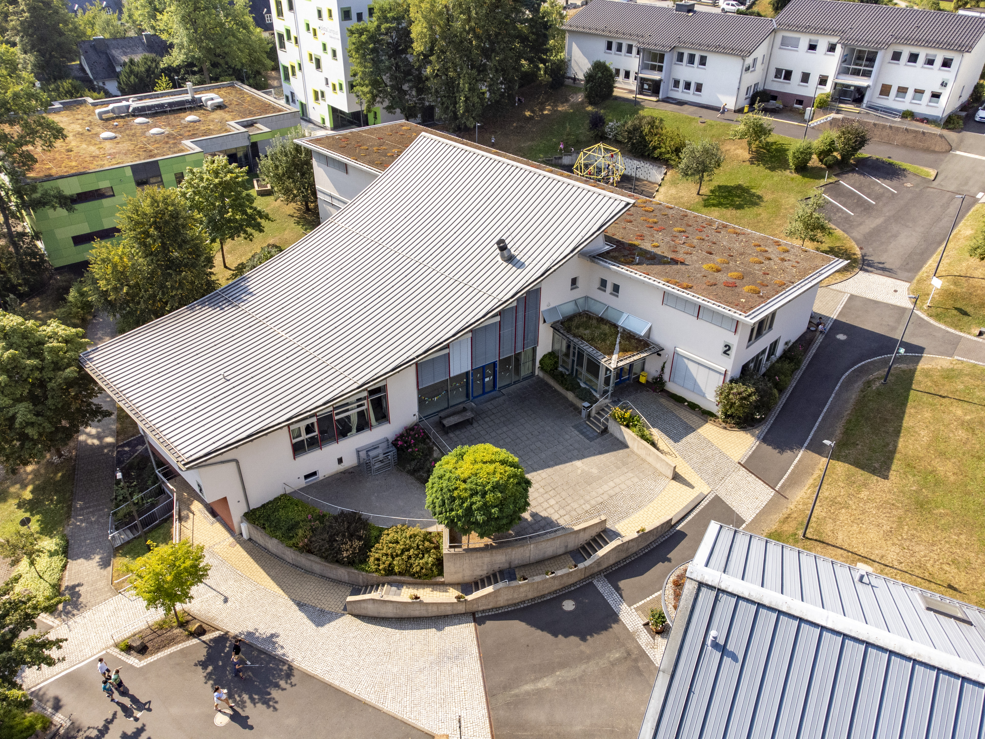 Das Unterstufengebäude Am Schlag 2 aus der Luft.