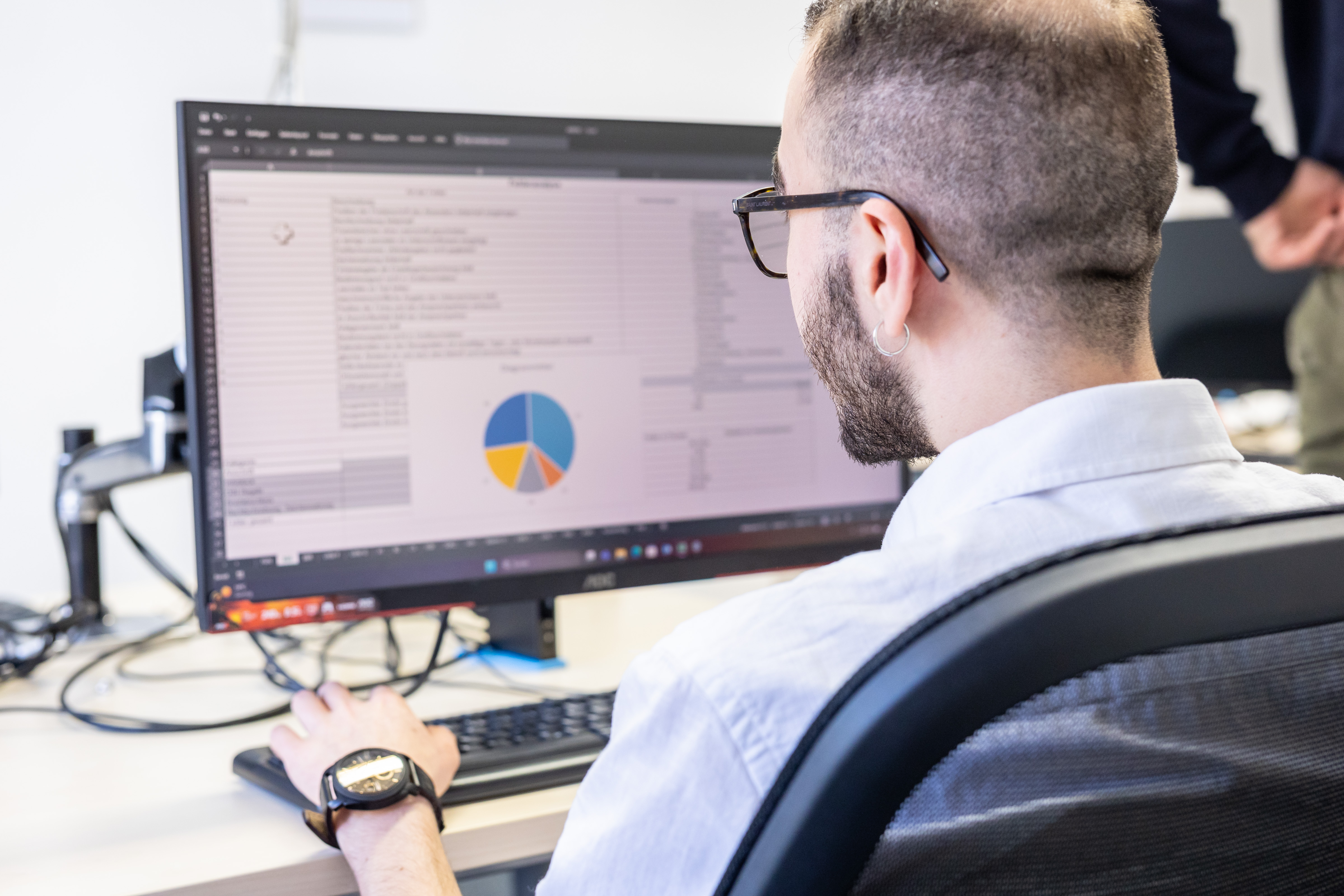 Blick über dir Schulter eines Schülers auf einen Bildschirm mit einem Tortendiagramm.